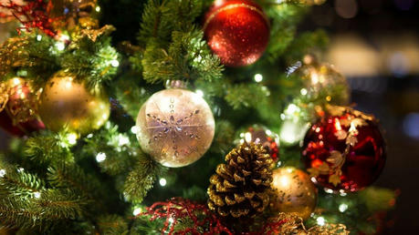 Getting Ready for Christmas in America: Traditions, Preparations.